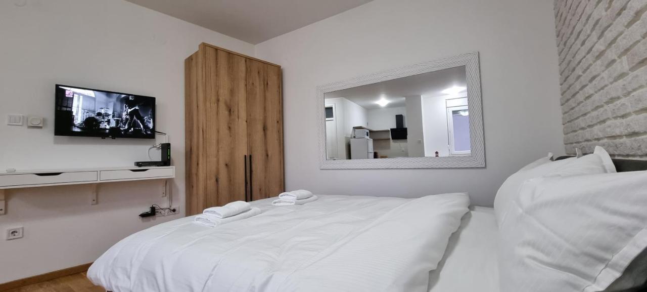 Grove II Apartment = Strict City Centre Novi Sad Bagian luar foto