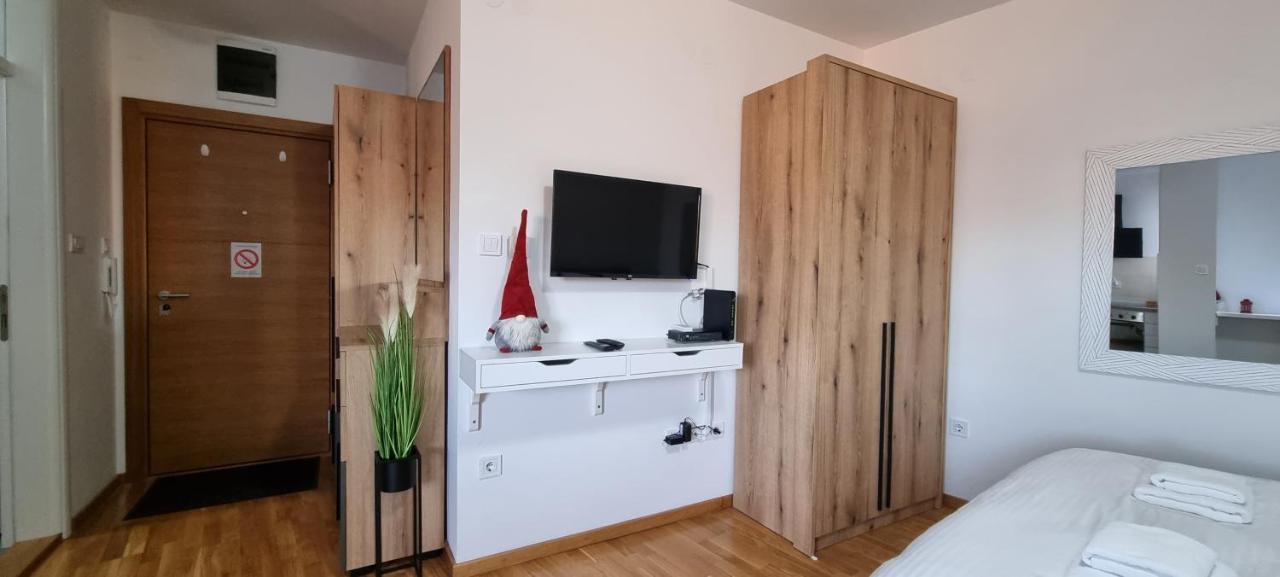 Grove II Apartment = Strict City Centre Novi Sad Bagian luar foto